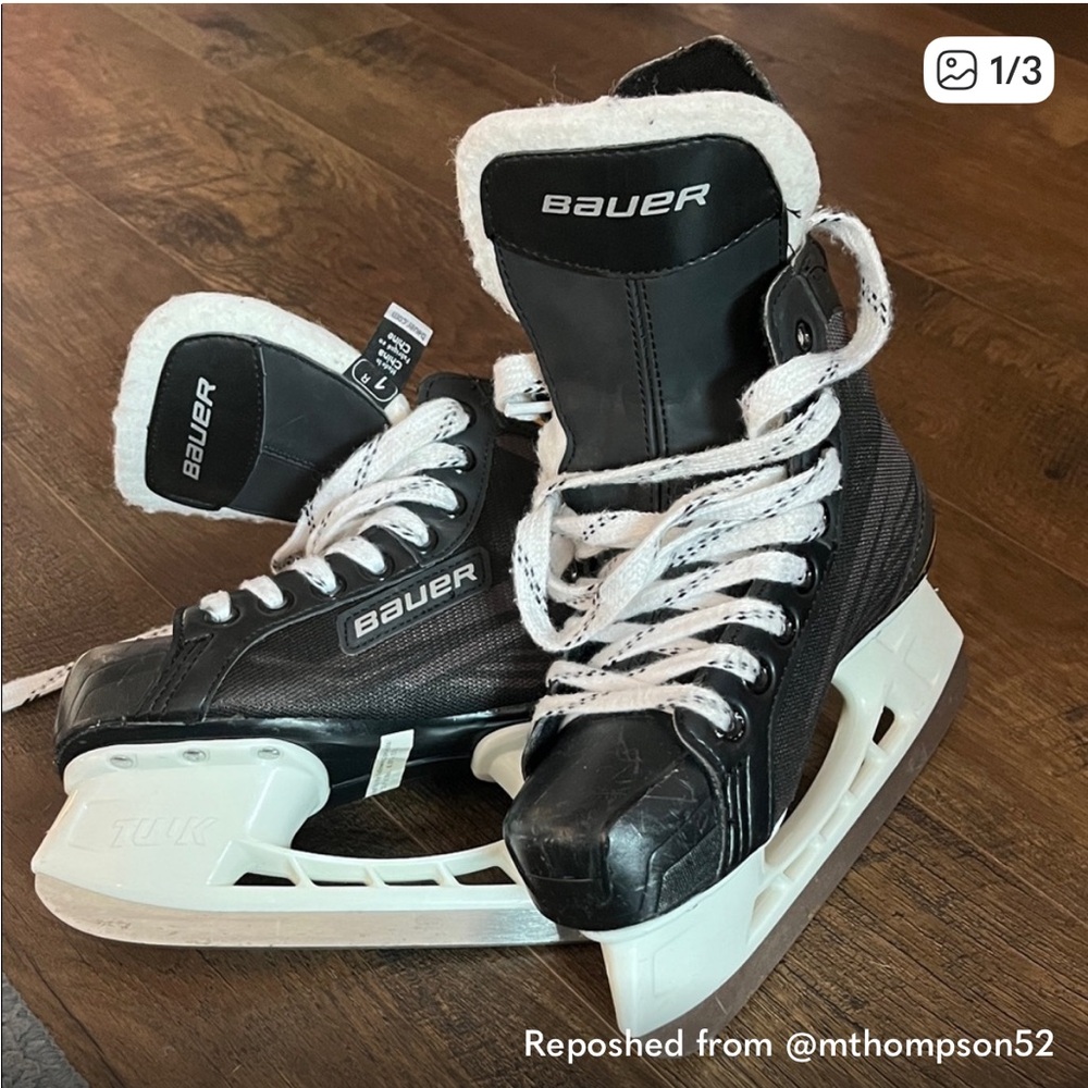 Bauer Kids size 2 Skates in Black and White - Hockey
